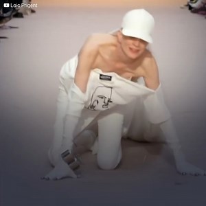 Kristen McMenamy is a 58-year-old supermodel, but the reasons that made her go viral are anything but glamorous. She shocked everyone in attendance at Paris fashion week when she experienced her worst humiliation on the catwalk. | Rosa