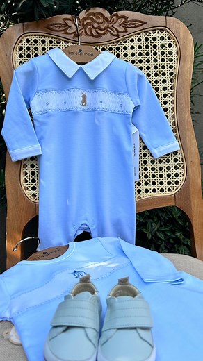 Cultivado no #Peru, nos vales da Costa Norte, da espécie Gossypium Barbadense, é um algodão de longa fibra. E por essa característica, o Pima é colhido à mão para manter suas fibras longas que, são responsáveis pela sua suave e maravilhosa textura. Além disso, a colheita manual dispensa a utilização de produtos químicos no seu processo de industrialização, portanto não causa alergias (a Tangerinne ama isso!). Estas caraterísticas peculiares o torna o #algodão mais puro! Reconhecido por sua macie