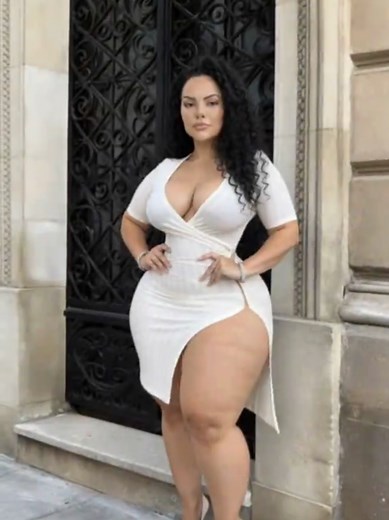 Curvy Style Outfit Ideas: Trendy Looks for Plus Size Models