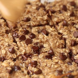 Chocolate Chip Oatmeal Breakfast Bar https://healthyfitnessmeals.com/oatmeal-breakfast-bars/ | Healthy Fitness Meals