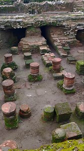 Roma hamamlarında kullanılan alttan ısıtma sistemi "hypocaust", antik dünyanın en gelişmiş ısıtma teknolojilerinden biriydi. Bu sistem, sıcak hava ve dumanın zemin altı ve duvar içlerinden dolaştırılmasıyla çalışıyordu. Hypocaust sistemi, zeminin altında yükseltilmiş bir boşluk oluşturmak için taş veya tuğladan yapılmış kısa sütunlar kullanılarak inşa edilirdi. Bu boşluğun altına yerleştirilen bir fırın, odun veya kömürle yakılırdı. Fırından çıkan sıcak hava ve duman, bu boşlukta dolaşarak zemin