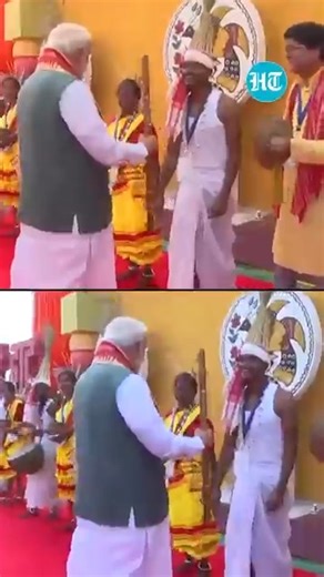 Prime Minister #NarendraModi was warmly welcomed by the locals with traditional dhol in #Jamui, #Bihar | Hindustan Times