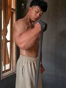 Arm Wrestling at the Gym – Radit vs Panji Law Panco