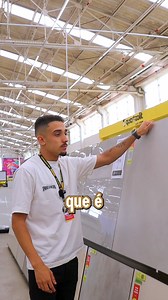 Qual o porcelanato ideal para cada área externa? Se você tem dúvidas, fica de olho nesse vídeo 👀 - Para a garagem: escolha porcelanatos com alta resistência e acabamento acetinado ou rústico, que suportam peso e evitam escorregões - Para o quintal: opte por peças antiderrapantes, que trazem segurança e um visual incrível - Para a área da piscina: prefira porcelanatos rústicos ou com textura, que evitam acidentes e resistem à umidade E o melhor? Nossa campanha Porcelanato dos Deuses está com até
