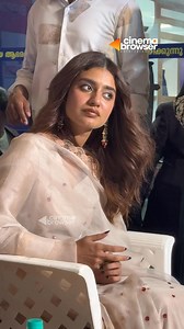 11K views · 17 reactions | പ്രിയവാര്യർ തന്റെ കൈവിരലുകൾ കൊണ്ട് ചെയ്യുന്നത് കണ്ടോ ‍ #priyavarrier | Cinema Browser | Facebook