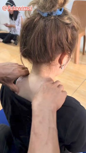 1.2M views · 10K reactions | Part 2, TUTORIAL PIJAT INI MUDAH DILAKUKAN UNTUK MENGATASI SAKIT KEPALA #TutorialPijat #PijatSakitKepala #CaraMengatasiSakitKepala #PijatMudah #PijatSehat #TipsSehat #SakitKepala #PijatRelaksasi #Kesehatan #PijatDIY | Therapist Junior | Facebook