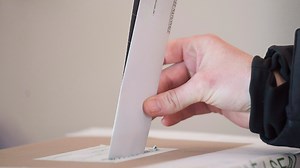 How will Alberta’s ban on electronic vote tabulators affect the upcoming municipal election?