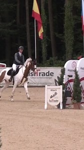 rimondo Jahresrückblick 💜 Puki & Franziska Gerber siegen in Ranshofen! 🥇🐴 Mit ihrer Scheckstute Rienke van de Hoge Dijken holte sich Franziska auf dem Reitturnier in Ranshofen am 04.08.2024 den Sieg im 1.15m-Springen! 🔥 Rienke van de Hoge Dijken aka "Puki" ist eine 7-jährige belgische Warmblut-Stute, abstammend von Dylon x Adorado. Gemeinsam sind sie seit zwei Jahren auf Turnieren unterwegs und sind im Springen erfolgreich bis zur Klasse M! 🚀 Das ganze Video von Rienke van de Hoge Dijken & 