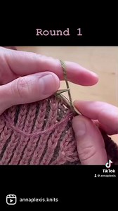 How to work a Latvian braid in the round #knitting | Annaplexis | Facebook