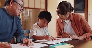 Maison, grands-parents et aider les enfants : vidéo de stock (100 % libre de droit) 3650319829 | Shutterstock