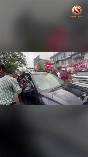 While actress Nandini Kashyap was being escorted from Panbazar Police Station, her alleged aides reportedly obstructed journalists from filming visuals. The group was seen pushing cameras and blocking media coverage, drawing criticism over growing attempts to silence press reporting on the Dakhingaon case. #thesentinel #NandiniKashyap #Guwahati | The Sentinel