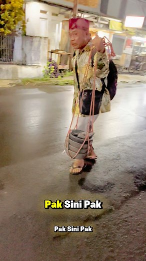 2M views · 69K reactions | Kasian jalan berkilo kilo meter demi hidup keluarga #videoviralシ #videoviralfyp #fypreels #lucuviral #pasutrilucu #fyp #komedi #luculucuan #videoviral # | Adhi Brems Real | Facebook