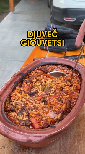 🔥GRČKI ĐUVEČ - GIOUVETSI po originalnom receptu🔥 Ovo će vas oduševiti! Dobio sam ORIGINALNI TRADICIONALNI recept za grčki đuveč, sastojke sam nabavio u @superveroserbia gde je u toku GRČKI MESEC pa su tako napravili i poseban liflet, koji ti pomaže da skupljaš Vero klub bodove i dobiješ putovanje na Krit! Više informacija na@supeveroserbia i www.supervero.rs 📌Sastojci za 6 osoba📌 -Juneći vrat 1.2kg -Maslinovo ulje 100ml ELEA CRETA -Crni luk 1 veći komad -Beli luk 4-5 čena -Šargarepa 1kom -Ce