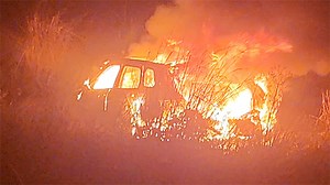 Feroz incendio consumió un vehículo: el fuego comenzó en la zona del motor