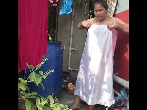 खुले में नहाती भाभी 🤯💦 desi bhabhi open bath/ hot bathing/ bhabhi bath vlog