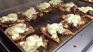 HAYZEE CRAZY AT THE FOOD BOX: GRILLED CHICKEN BREAST WITH CHOPPED BEEF STEAK TO TOP OFF FULLY LOADED WITH CHEESE/PEPPERS AND ONIONS... YOU CAN ALSO ADD: EGG/JALAPEÑOS/MUSHROOMS/HUMOUS/OLIVES/NACHOS THIS IS THE HAYZEE BURGER £6, DOUBLE £10, TRIPLE £14, QUADRUPLE £18 & 1000g £20 THE GREAT EPSON! | The Food Box