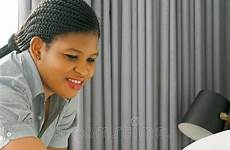 maid domestica africana prepara albergo stanza specchio ufficio pulisce uno