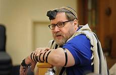 rabbi synagogue accused barry freundel boxes prosecutors kesher prominent disturbing voyeurism paradox prayers morning tefillin peeping refuses judaism religionnews mikvah