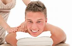 massaggio jonge krijgt giovane ottiene stockafbeelding