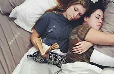 cuddling curious lgbt variar snuggle lendo dormindo angie evie girlfriends hercampus lesbianas