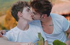gay gays cristobal pesce jaramillo bisexual kisses pareja juan romance geje gayy queers zapisano faceci chicos lesbian bromance