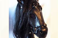 pony maske pferd spielen schwarzes fetisch kapuze