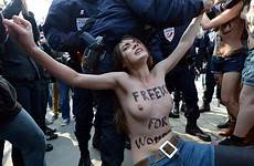 femen protest jihad protester protesters demonstrieren activist stages go protests phun tunisia kiev seno nudo
