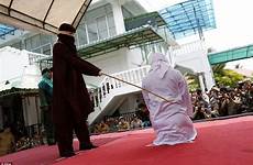 punishment lashes sharia rapporto frustata brutal helpless whipped dragged busy recognises aceh ladyblitz