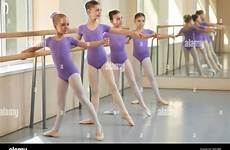 ballerini giovani presso aventi piuttosto formazione danza barre ballerinas rehearsal