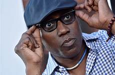 wesley snipes woes shade tax after rolling throws troll takes internet down he his who has actor jazzy decided throw