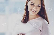 ventre enceinte posant gravida heureuse levanta barriga