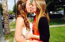 lesbian kissing lesbianas novias lesbiana