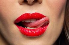 licking licks while talking lipstick labbra rossetto licked acima lambe batom feche bordos mulher vermelho tongue ellen cserepes chiuda lecca