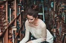 librarian feminin