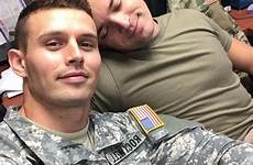 militares uniform guapos amour cops beaux soldados uniforme hommes lgbt gays mecs besándose sexis soldaten militaire bromance paar schwules liebe