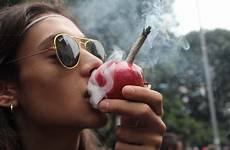 weed apple cannabis smoke maconha stoner fumando ganja joints girlfriends maçã bong pipes smokes impressive cigarette truth cbd untold sociedelic