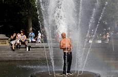 fountain himself cools gelombang panas bmkg terjadi fenomena akan reuters heatwave