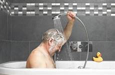 dementia banho showering handheld bathe seniors duschen demenz tomar combative before headaches baden pflege facty faz dazeley helfen jemandem suffer