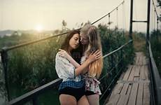 lesbische hugging aire lesbiano pares junto lesbisch meisjes hartstocht liefde samen openlucht twee koesteren tussen lesbiana