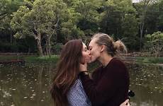 kissing lesbians weheartit zapisano