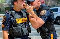 cops gostosos policiais affection homens uniformincar casal bonding rapazes uniforme amor fotografia