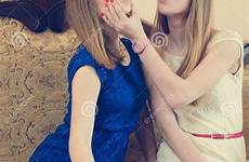 teasing girlfriend elkaar zusters glimlachen pret plagen gelukkige meisjes girfriend sisters smiling