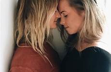 bisexual lesbians kissing lez lgbt fotoshoot couplegoals wlw orgiastic