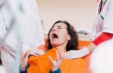 screaming pain grida schreien zahnarzt geduldiges medico paziente dentista pazienti mentre stanza campione sangue ospedale