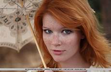 mia sollis metart freckles mirando espectador pelirroja paraguas bokeh cara pecas profundidad grises campo sosteniendo depth wallhere pelirrojo myconfinedspace wallpaperbetter