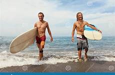 surfers surfboards surfistas praia surfisti cheerful giovani sulla handsome homens jovens pranchas bonitos surfe caminhando oceânica oceanica allegri passeggiano uomini