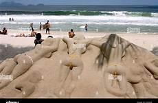 copacabana janeiro sunbathing bikinis brasilien strand sandskulpturen sonnen alamy