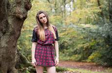 teenage retrato adolescente hermoso coloca bare clearing tonårs flicka heijo stående anseende skog härligt