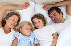 padres sobreprotectores insieme famiglia dorme amorosa slapen morfeo ouders caen dormidos niet