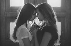 leblogdelamechante lgbt tale innocent lesbiens soeur lesbien freunde yin kissing sorelle filha mãe weihnachtskarte brigitteferrara